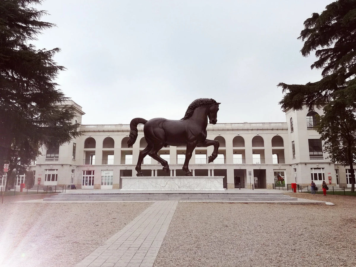 Reconstruction moderne du monument équestre Sforza à Milan