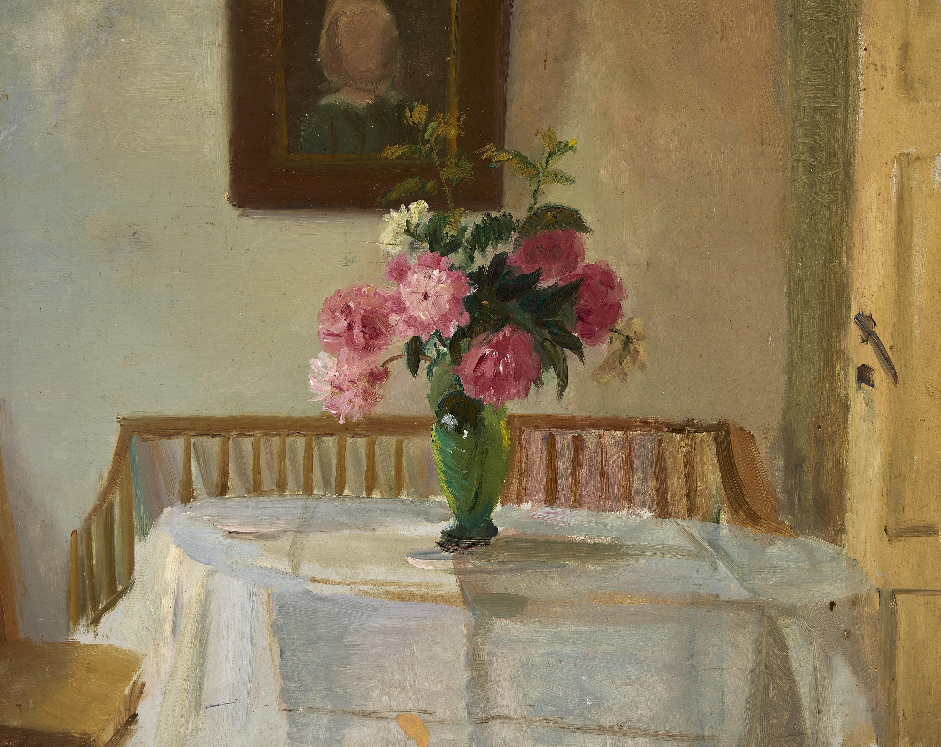 Intérieur de la maison des Anchers rue Markvej à Skagen avec des chrysanthèmes roses dans un vase posé sur une table.