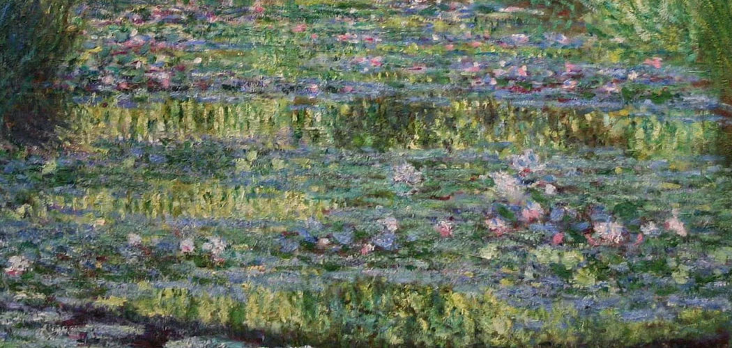 Détail des nymphéas roses, des reflets et de la signature dans l’Harmonie verte W1515 de Claude Monet