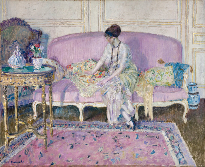 Kobieta siedząca na kanapie wewnątrz - Frederick Carl Frieseke